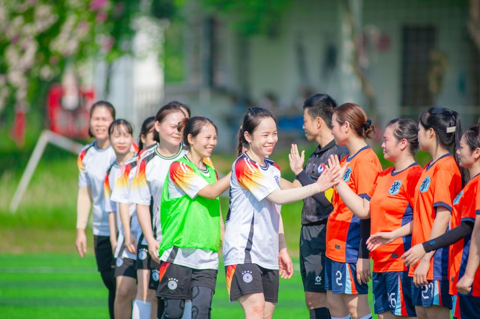 中国女排苦战落败 李晨瑄表现抢眼但难阻世界第一